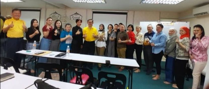 薛华东（左7起）、Teratak Academy负责人爱丽莎、正康团队总监钟其每等人参与马来传统医学技职课程说明会。