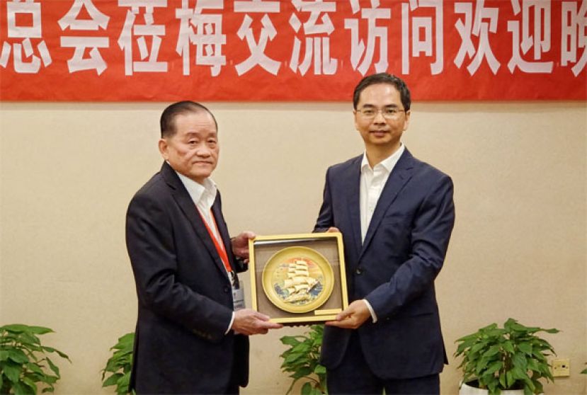 拿督斯里刘为强（左）赠送纪念品予孙利（右）时摄。