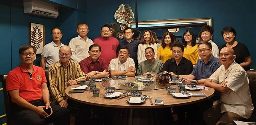 &ldquo;古文化精谈&mdash;通书&rdquo;讲座新闻发布会。前排右四位邓伦奇和黄良杰(左四)。