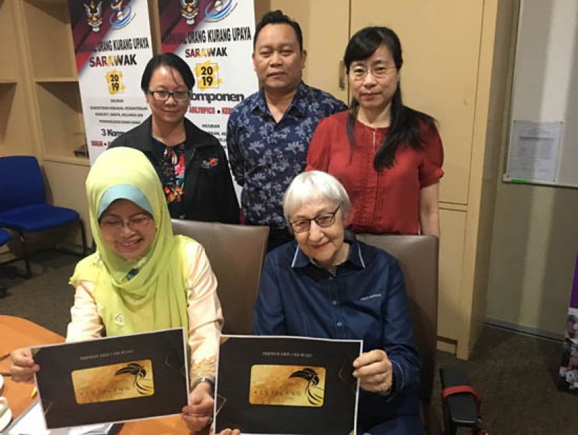 砂福利、社区和谐、妇女、家庭及儿童发展部长拿督斯里陈赛明（前排左）于新闻发布会上摄。