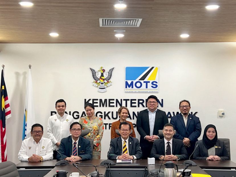 砂拉越交通部长拿督斯里李景胜（坐者左三）与 AirBorneo 首席执行官 Megat Ardian Wira Mohd Aminuddin （坐者右二）及航空公司高级管理团队，在礼节性拜会及 AirBorneo 离境控制系统过渡营运简报后合影。