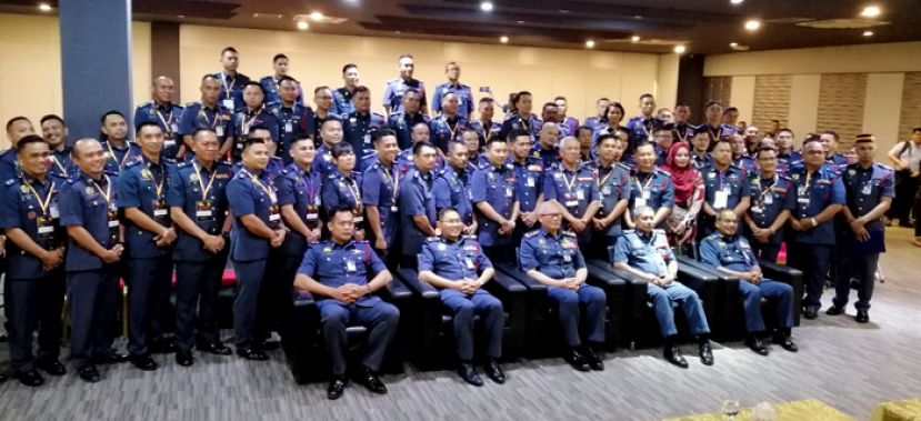  大马消拯局总监拿督莫哈末韩丹（前排座中）与婆罗洲区消拯局局长的主任合影。左二为;砂消拯局局长希鲁丁。