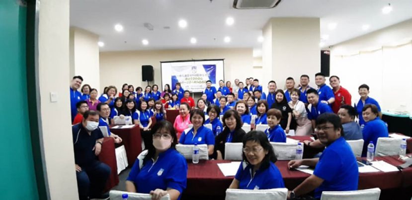 马榕联青与妇女组今天召开会议前合影。