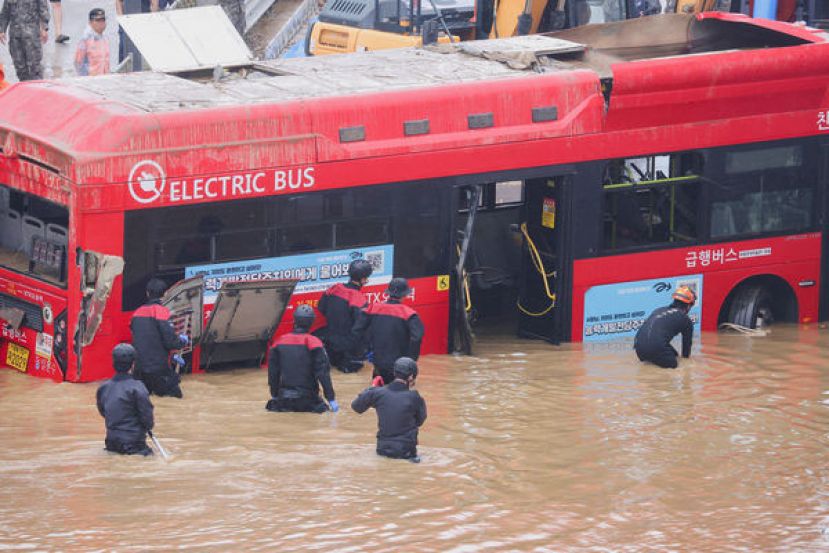 韩国暴雨导致河水溃堤，洪水灌入地下道造成14人罹难。