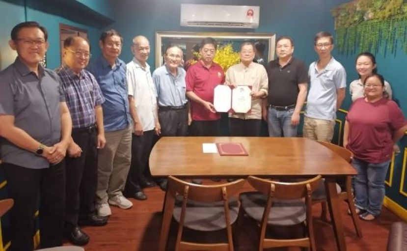 拿督邓伦奇（右4）由首届婆罗洲妈祖文化节工委会主席许义华手中接过感谢状；左为该工委会总策划薛华东等人。
