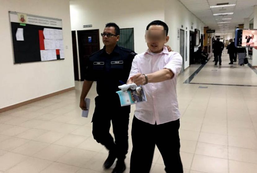 涉嫌将中国太太分尸谋杀的黄敬浩被押离法庭时摄。