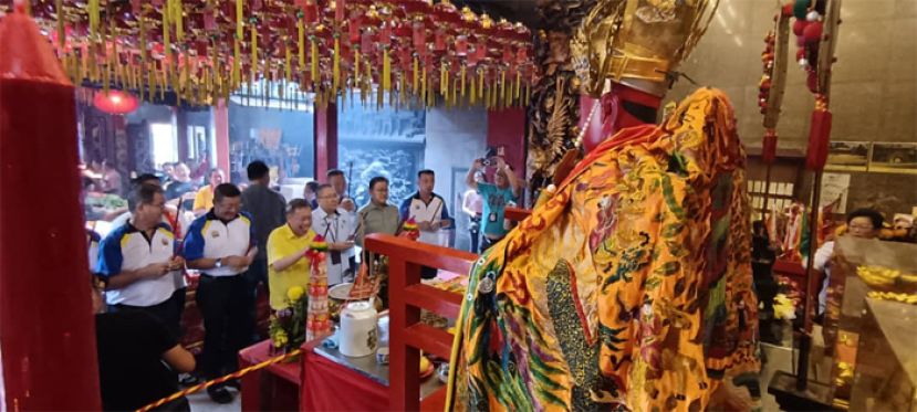 砂副总理沈桂贤与嘉宾们膜拜南安诗山凤山寺祖庙的广泽尊王与妙应仙妃