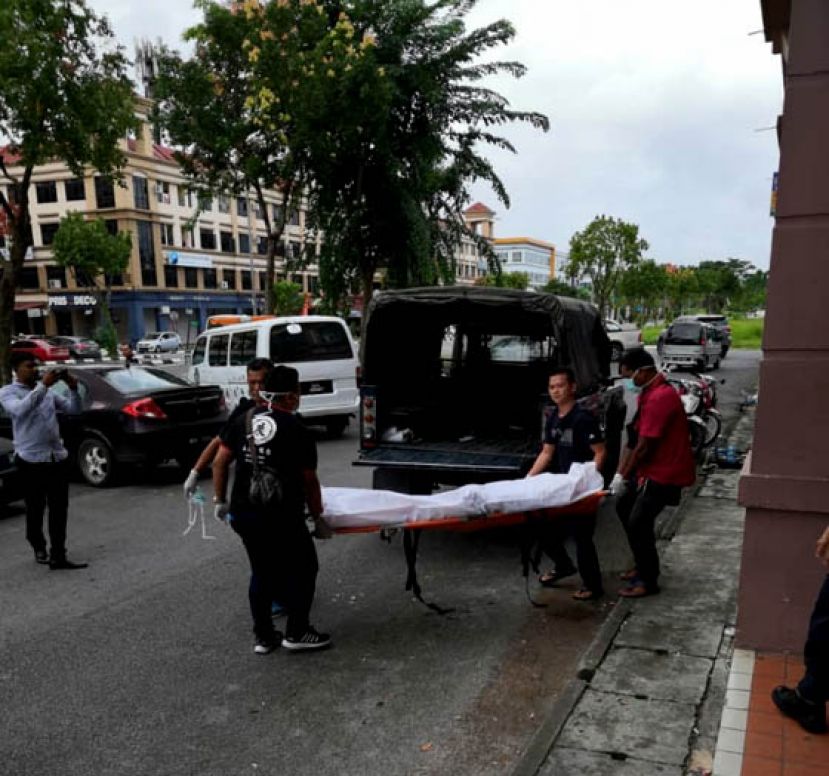 警方将服毒自杀男子的遗体运往砂中央医院太平间前停放。