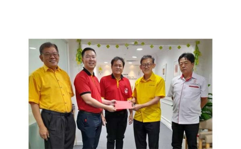 吴志鸿（左2起）在东嶽观主席方文祥太平局绅见证下移交舞蹈比赛主宾邀请函予薛华东。右为许义华、左是陈中兴。