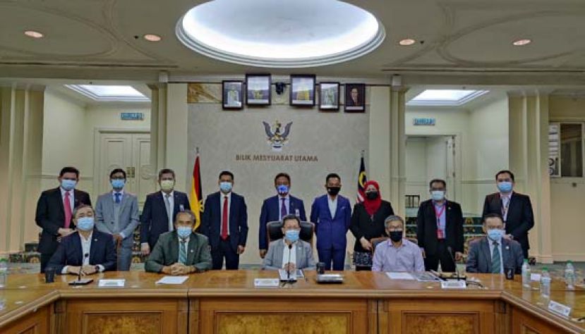 砂地方政府与房屋部长拿督斯里沈桂贤（前中）召开新闻发布会。