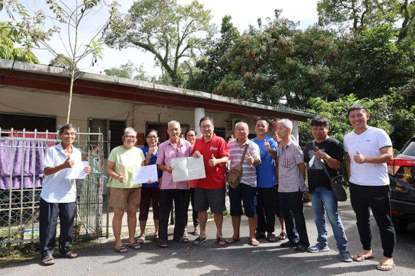 砂行动党主席兼实旦宾区国会议员暨浮罗岸区州议员张健仁（右6）亲自将土地局批准延长年限的地契移交给这批葫芦顶的地主，为这场长达两年多来，捍卫地主土地权益的斗争工作画上圆满的句号！