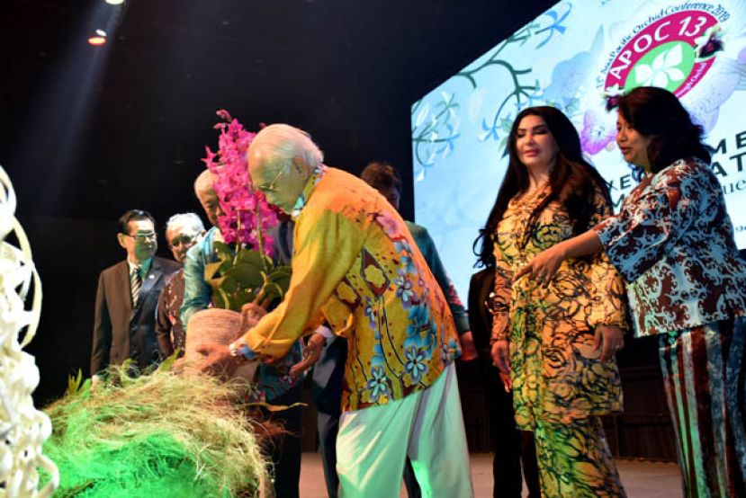 砂州元首敦泰益玛目（右三）为第13届亚太区兰花大会主持开幕。