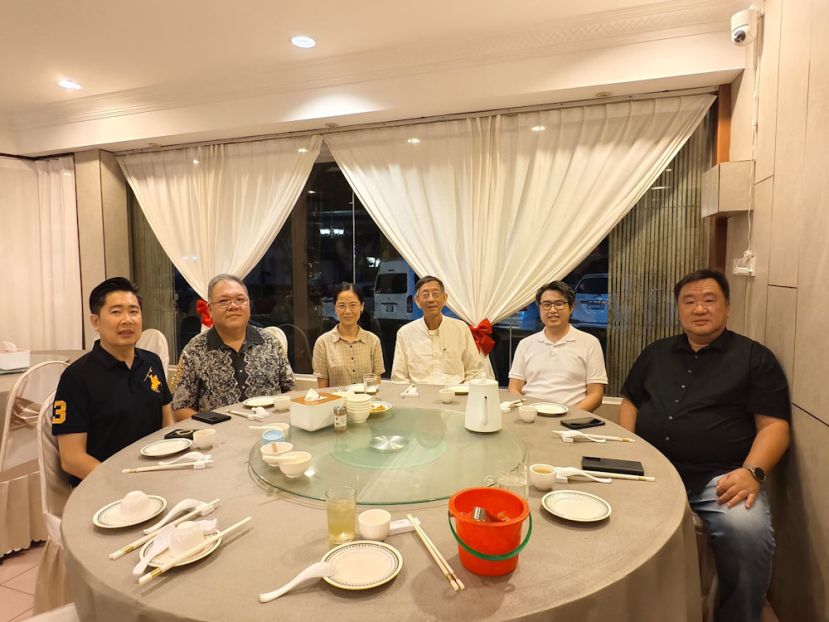 ：左起为砂拉越&mdash;中国友好协会秘书长许瑞益、常务副会长拿督黄国辉、国际遗传工程和生物技术中心（ICGEB）中国区域研究中心首席研究员葛言博士、葛言博士夫婿Joe、砂拉越&mdash;中国友好协会会员许瑞亮博士及Jeremy Sim。