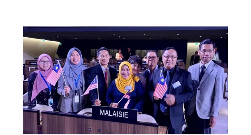 拿督莎拉雅（中）率领大马代表团出席教科文组织保护非物质文化遗产政府间委员会会议。