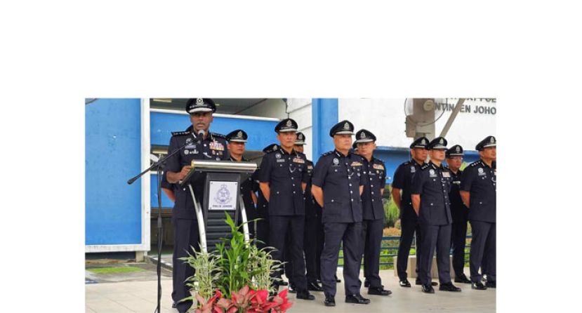 柔佛州总警长拿督M.古马（左）柔佛州警察总部10月份常月集会后召开新闻发布会。