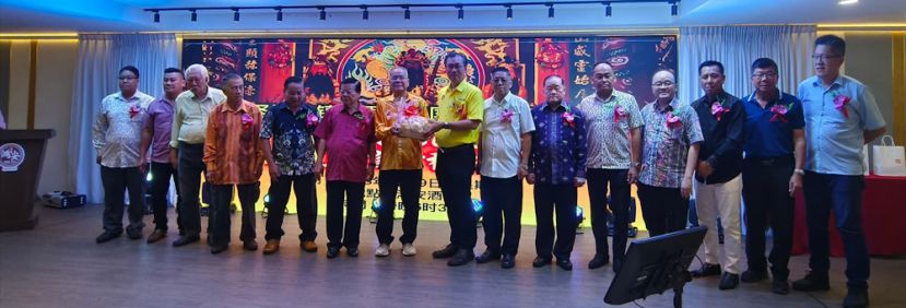 七哩三山国王庙理事会主席田德兴(左七)赠送水果礼篮给哥打圣淘沙区议员叶耀星(左八)。左起七哩三山国王庙理事会理事龚财源、晚宴筹委会主席温雪忠、七哩三山国王庙理事会秘书长田发明、七哩三山国王庙理事会署理主席贝文美、甲必丹李道洪及七哩三山国王庙理事会执行顾问拿督叶金来；右起本固鲁赖文麒、七哩商联会会长官裕恒、拿督蔡传伟、甲必丹拿督刘思乐、晚宴总赞助人拿督龚财兴、拿督斯里刘为强太平局绅、天猛公拿督陈如飞。