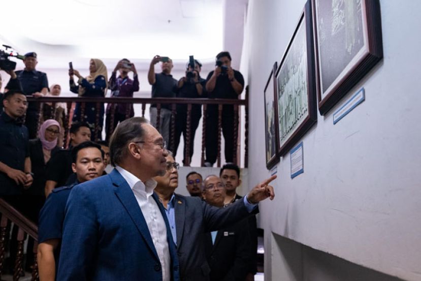 首相安华参观东姑阿都拉曼纪念馆展出。