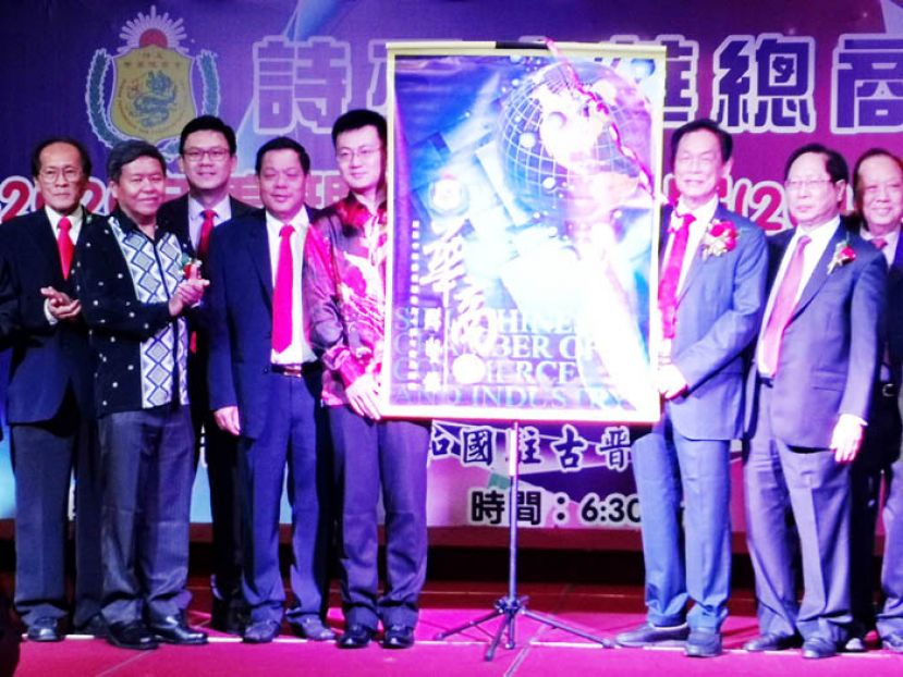 《华商群贤录》推展礼。左起为卸任会长许修增、省长查尔斯萧、林财耀国会议员、拿督刘增强会长、李旺源领事、丹斯里拿督张仕国、天猛公拿督刘利民及名誉会长许如湘。