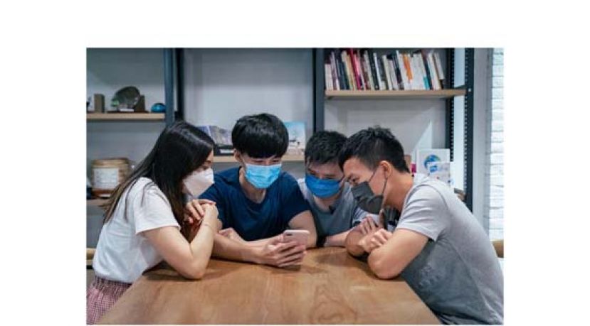 跟朋友吃饭时，话题已变得时不时跟股票有关。