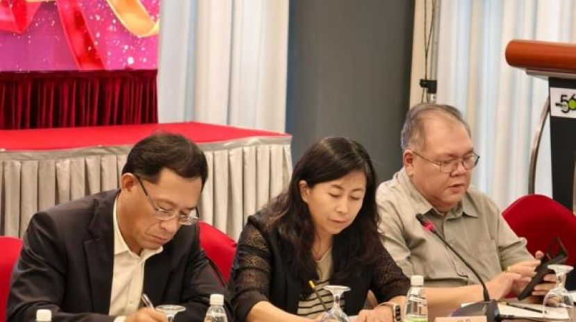右起位砂拉越中国友好协会常务副会长拿督黄国辉、中华海外联谊会海外联络部副部长田莉以及中国驻古晋总领事邢伟平在交流会上一摄。
