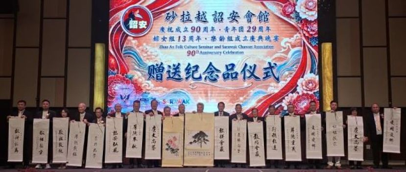 赠送纪念品予活动赞助商的合影。