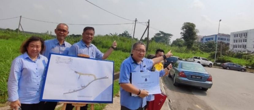 拿督黄鸿圣（右一）、蔡佑龙市议员（右二）等所指的后方草丛，在一年后将成为舒缓交通堵塞的替代道路。