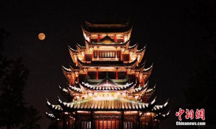 重庆江北区鸿恩阁与中秋明月相映成趣。