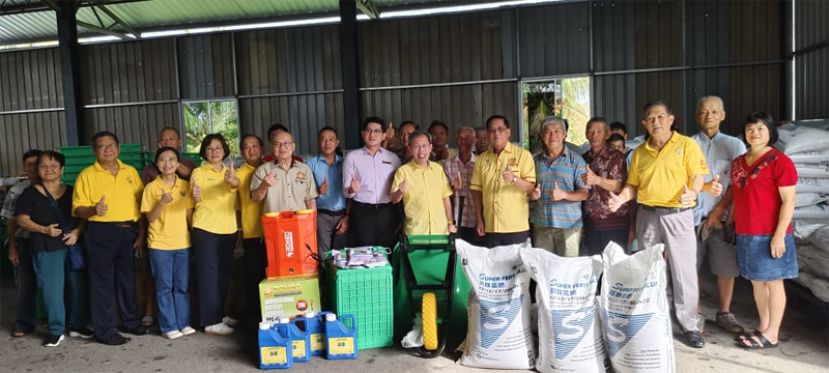 砂拉越农业局移交农业辅助品给石角区54名农民