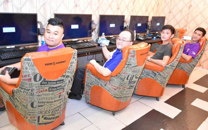 甲必丹拿督刘思乐（左二）与其团队挑战手机游戏。