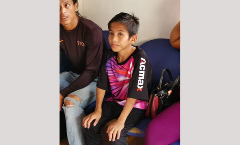 男童寻获后被带往警局，以协助警方查案。