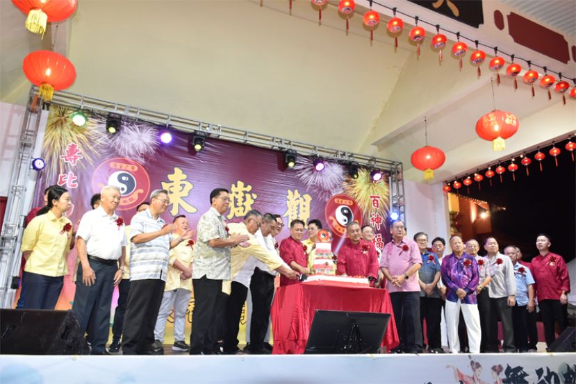 砂拉越副总理拿督阿玛沈桂贤（中）与嘉宾们共切蛋糕。
