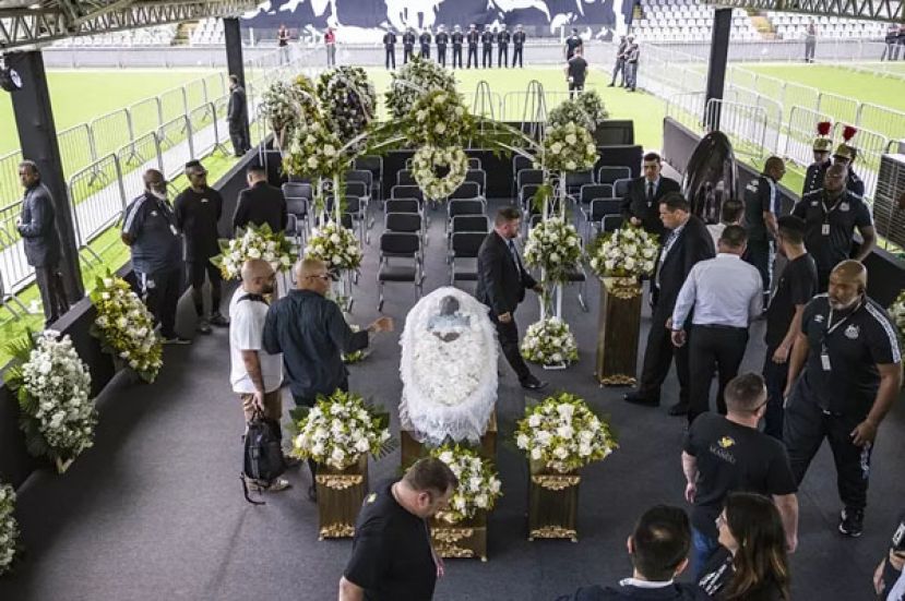 比利的灵柩停放在他效力最久的桑托斯队主场中央，供民众瞻仰24小时后下葬，一代球王长眠于故乡桑托斯。