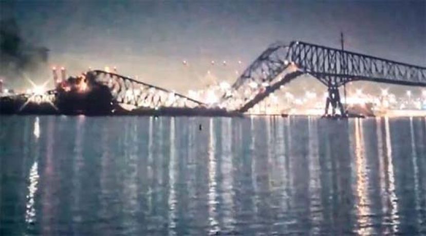 美巴尔的摩大桥遭船撞击坍塌，至少7人及10车落水。