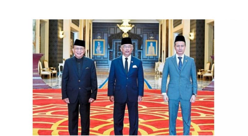 上议院主席莱士雅丁(左)下议院议长阿兹哈(右)觐见国家元首的档案图片。