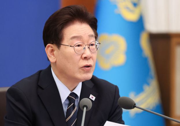 韩国总统李在明20日在青瓦台主持国务会议。