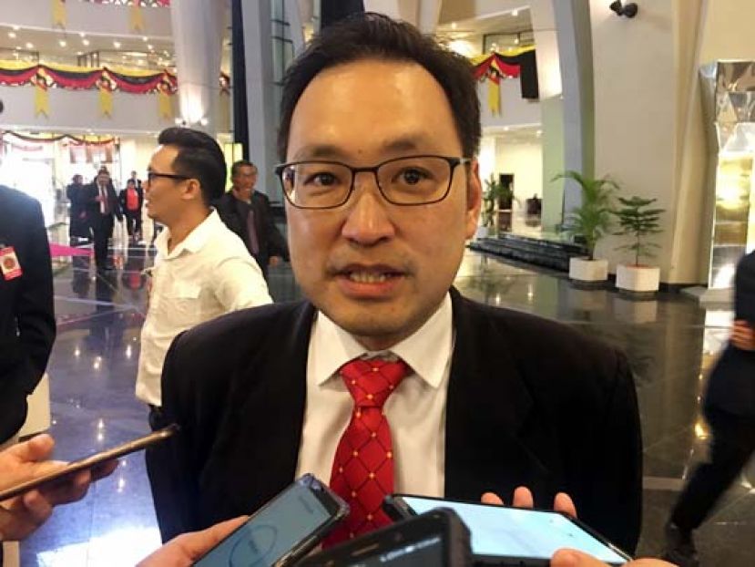 张健仁引用法律格言&ldquo;明示其一，排除其它（expresio unius est exclusio alterius）&rdquo;，来形容这次的修宪动议。