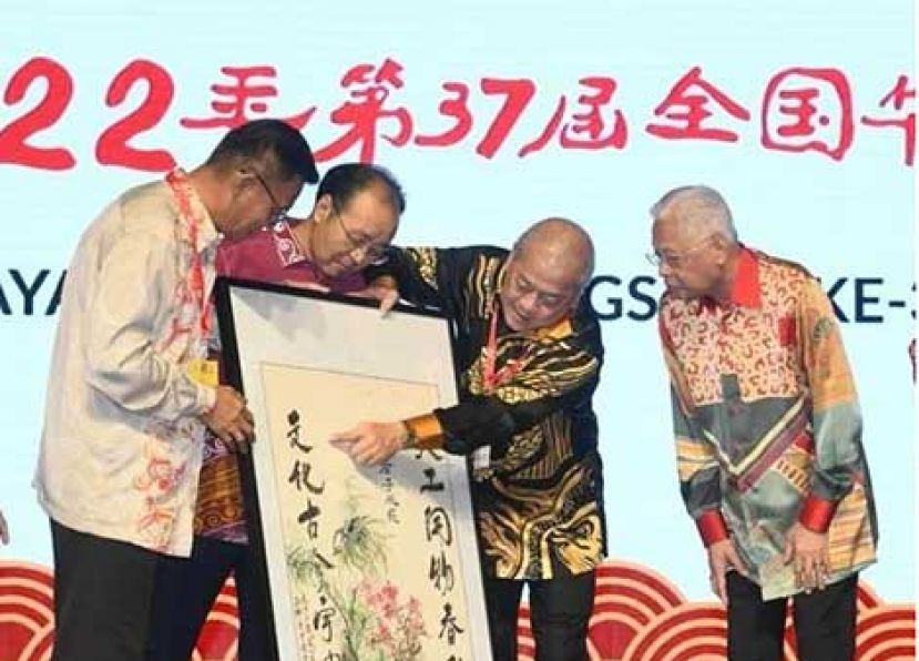 ●吴添泉（右二）赠送墨宝予首相依斯迈沙比里(右一)。