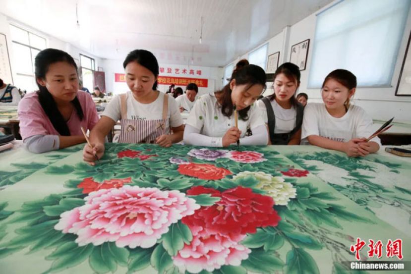 画师教授工笔牡丹画绘制。