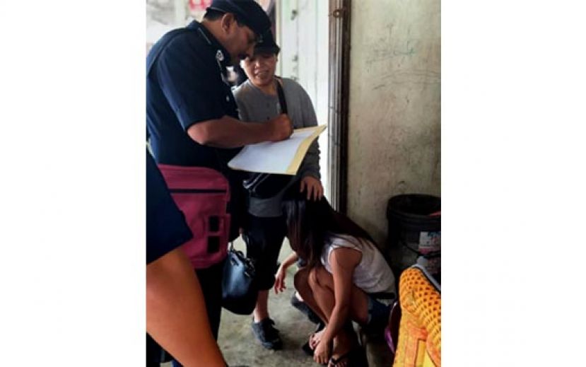 死者的女友当场失声痛哭。