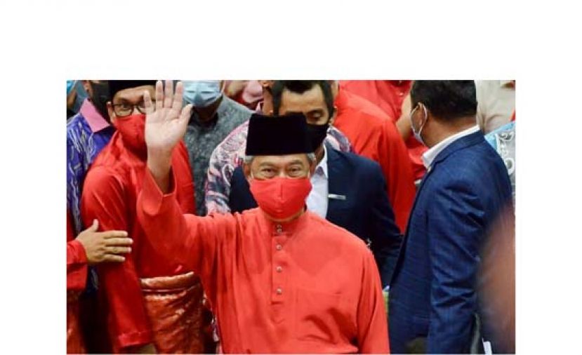 慕尤丁出席土团党成立4周年晚宴，向出席者挥手致意。