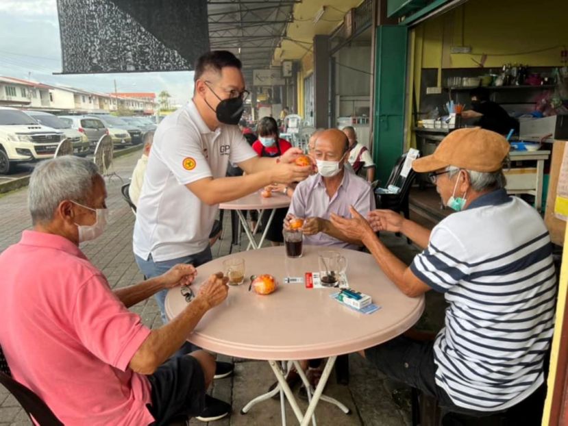 程明智助理部长走访饮食中心向民众派柑祝贺春节即将到来。