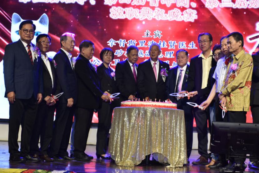 砂旅游丶创意产业及表演艺术部副部长拿督陈超耀（中）与出席的嘉宾们共切纪念蛋糕。