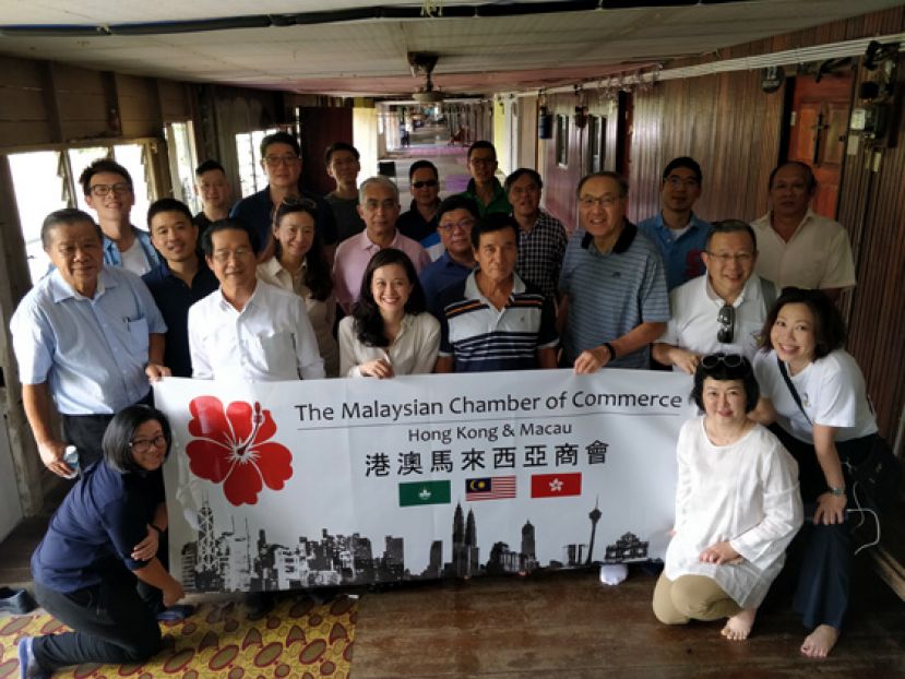 首次到访砂拉越及诗巫的港澳马来西亚商会到阿山港一座拥有64个门户的曾丹长屋参观。