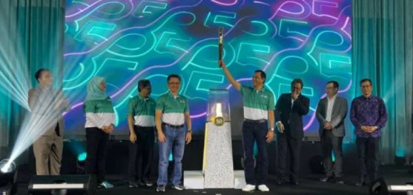 国油项目交付与技术高级副总裁默哈末尤斯里（右四）为训练营主持闭幕时摄。右三为砂拉越能源与环境永续发展部副部长哈兹兰。