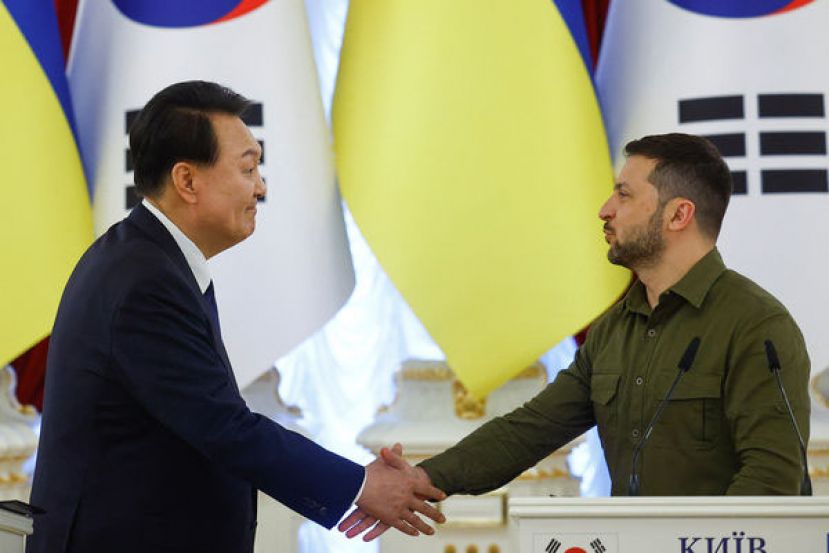 韩国总统尹锡悦夫妇15日闪电访问乌克兰基辅，和泽伦斯基进行近2小时会谈。