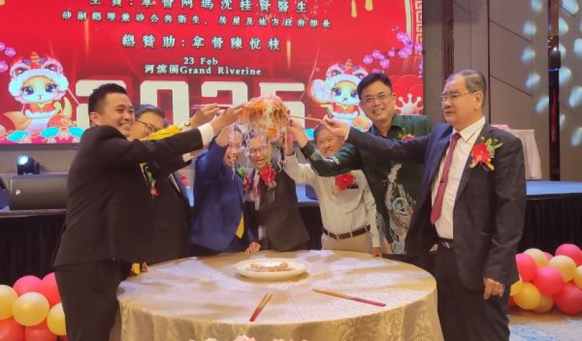 捞生时摄。左起为峇都吉当区议员的代表庄育华、古晋省民众联谊团体总会名誉顾问薛华东、晚宴筹委会主席甲必丹林传政、砂副总理沈桂贤、古晋省民众联谊团体总会会长本固鲁陈兴枝、永久名誉顾问兼总赞助人拿督陈悦枝、巴达旺市议会主席陈开及古晋省民众联谊团体总会署理会长郑文新。