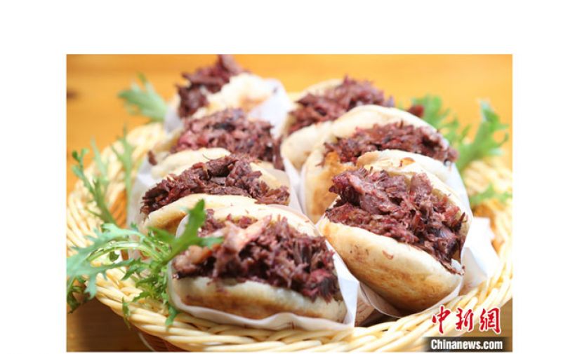 河北省保定市徐水区一驴肉火烧店，酥脆油香的驴火出炉。