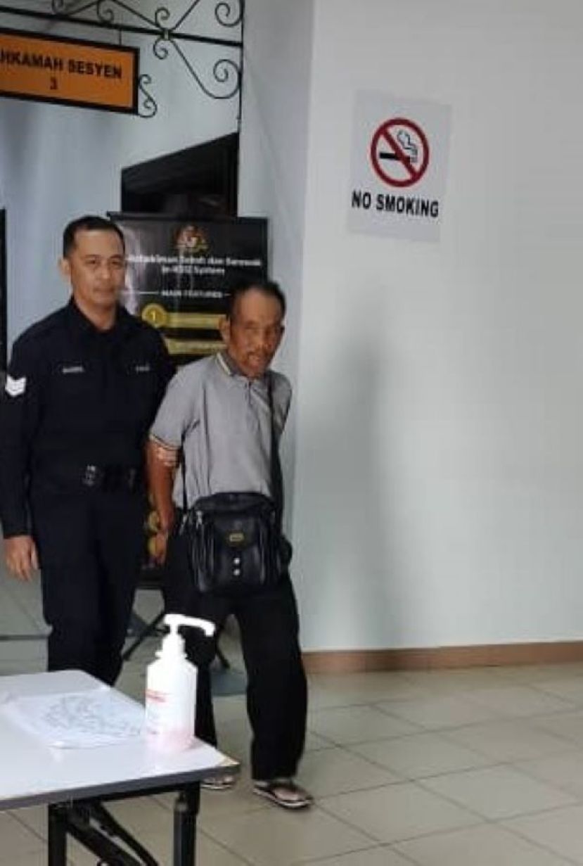 承认指奸女友的中年男子，被押离法庭时影。