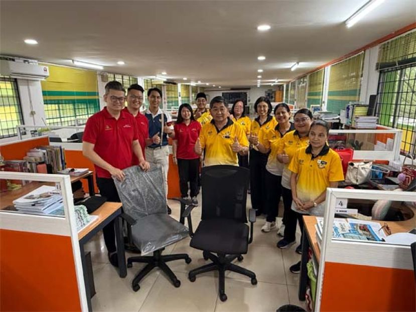 古晋市国会议员俞利文（左一）拨款为达万再也政中添置的全新办公家具已全面到位，为教职员提供了更加整洁、舒适且高效的办公环境。