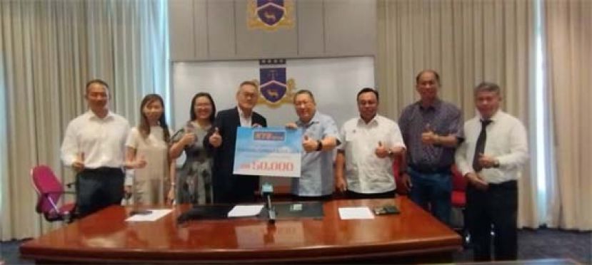 南市市长拿督黄鸿圣（右四）接收模拟支票时影。